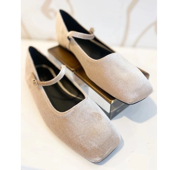 SHU SHOP Addison Taupe Velvet Ballet Flats Size 7.5 NWT - Picture 1 of 9